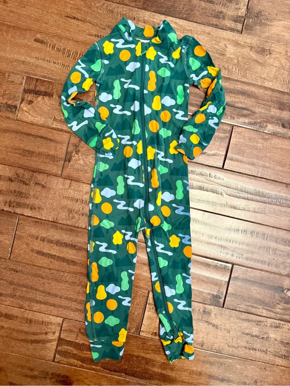 Hanna AnderssonGreen Printed Zip Front Footie Pajamas with Yellow Accents